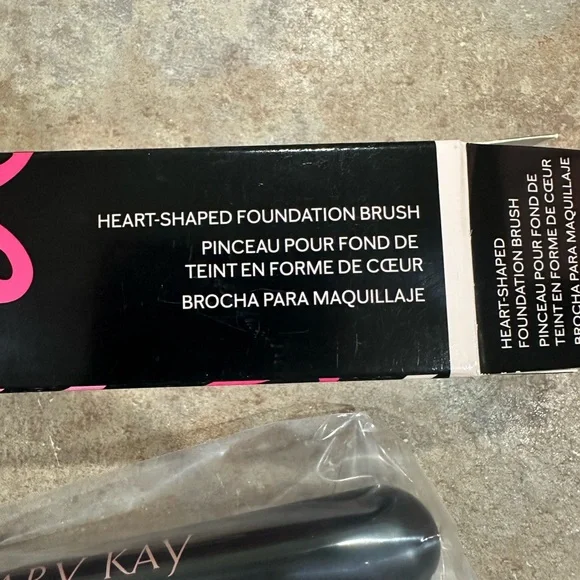 Mary Kay Heart Shape foundation brush - Picture 4 of 4